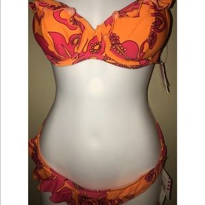 Macy’s raisins Hollywood underwire swimwear sz M